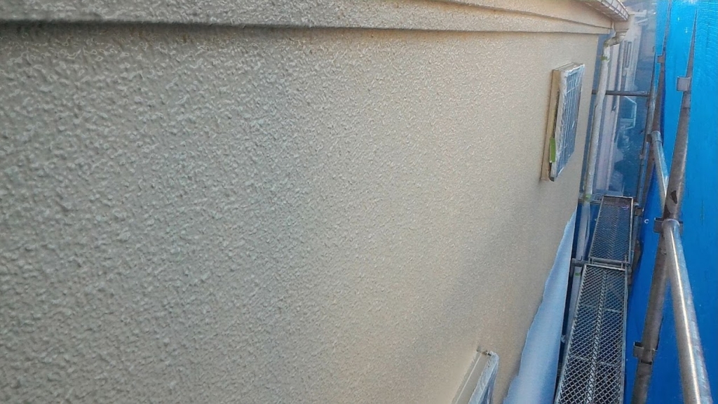 外壁モルタル部の上塗り1回目の様子